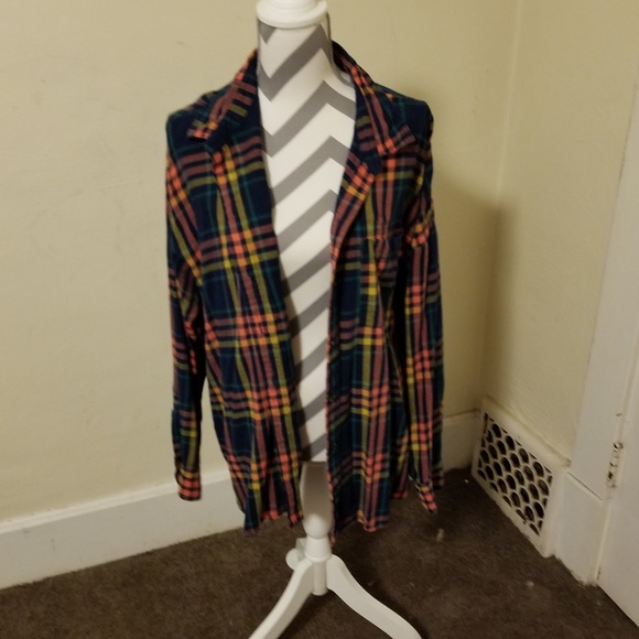 Active and sporty plaid button down shirt - Picture 2 of 3